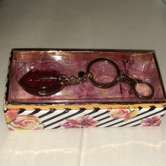 Red Lips Key Chain - Picture 3 of 3